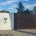 Grafiti sa likom Ratka Mladića osvanuli na zidu objekta Islamske zajednice u Somboru