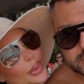 (Video) Minijaturni bikini jedva zadržao bujno poprsje: Maja Marinković se snimila sa Asminom, puca kako izgleda, on joj šalje…