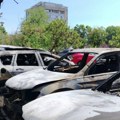 (Foto/video) "Varnice su bile svuda": Stanari uznemireni nakon što je izgorelo 10 automobila na Novom Beogradu