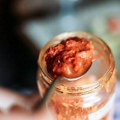 Kad probate ajvar od cepkane paprike više neće praviti drugi: Starinski recept za pun ukus koji će vas oduševiti