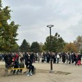 (Foto, video) Gužve ispred birališta tokom celog pre podneva, veliki odziv i naših ljudi koji žive u inostranstvu