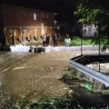 Treći put mulj ulazi u kupatilo: Ponovo se izlila Loznička reka, Čačani celu noć branili kuće od vode
