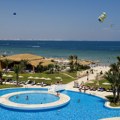Plaža sa sitnim, svetlim peskom i prozirnim morem: Uživajte sa pogledom na ovakav prizor i odaberite ovaj hotel za letovanje