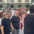 Politički protest: Ružne slike - blokirali saobraćaj da bi pili alkohol