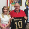 Predstavnici FK Čukarički gradonačelniku Cvetanoviću uručili dres sa brojem 10 i njegovim prezimenom
