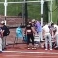 Zastrašujuća scena kakva se retko viđa u atletici Takmičar kladivom teško povredio sudiju, on završio u bolnici (video)