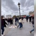 Ljudi u panici beže iz Luvra: Čuveni muzej u Parizu evakuisan zbog dojave o bombi (video)