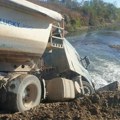 Građevinski kamion pun kamena sleteo s mosta u Zapadnu Moravu: Poznato stanje vozača