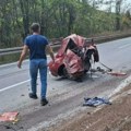 Stravične slike sa mesta nesreće u Sićevačkoj klisuri: Auto presečen na pola, smrvljen ispod kamiona (foto)