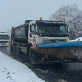 Sneg padao tokom cele noći u Zlatiborskom okrugu: Putari na terenu, opasnost od odrona na ovim deonicama