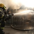 Veliki požar u Batajnici, jedna osoba povređena: Vatra gutala krov kuće, evakuisana nepokretna osoba na nosilima!