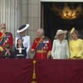 Ko je žena u žutom koja nežno dodiruje princa! Okupljanje kraljevske porodice otvorilo mnoga pitanja (video)