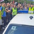 Vozač pokušao autom da prođe kroz kolonu tokom protestne šetnje u Novom Sadu