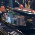 Poznati bokser došao na borbu u "neviđenom" automobilu: Ošamućen već u drugoj rundi, pa seo u kola i zaplakao