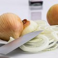 Nema više mirisa prženog luka u zavesama i kosi Stavite ovo u tiganj i zaboravite na bezuspešno provetravanje!