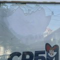 Kragujevac: Razbijen izlog SNS-a — „Nećemo dozvoliti da se nasilje normalizuje“