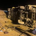 Horor na auto-putu; Autobus probio ogradu i prevrnuo se - mrtvi na sve strane FOTO/VIDEO