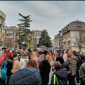 Protest podrške smenjenoj direktorki uz performans kolektiva škole