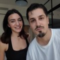 Naš fotograf sa devojkom jedva dočekao da sleti u Srbiju iz Dubaija: Sa svima podelio šta ih je sačekalo u stanu