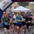 Svako ima svoju trku, od beba do maratonaca: Bodrimo ih! Sa Trga slobode startovalo preko 1.700 učesnika iz 31 zemlje sveta