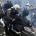Policija na demonstrante mecima, suzavacem, topovima i bombama: Krvavi Prvi maj u Evropi VIDEO