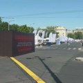 Pripreme za skup SNS ispred Skupštine: Ograde, voda, hrana, ali i crni kontejner "Blokaderska Srbija"