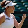 Linda Noskova i Marta Kostjuk u polufinalu Vimbldona