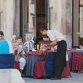 Hrvatski ugostitelj kaže da konobari u sezoni za mesec dana zarade tri prosečne srpske plate: "Samo od napojnice uzmu ogroman…
