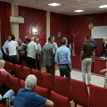 Skupština Kuršumlije na ivici incidenta: Naprednjaci napali opozicionog odbornika za govornicom