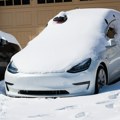 Električni automobil troši struju i dok je parkiran