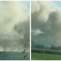 Izbio veliki požar kod Sremske Mitrovice Ekipe vatrogasaca na terenu, aktivirani i bageri guseničari (VIDEO)
