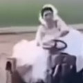 Mlada na traktoru stigla na venčanje Otac je vozio, sedela u korpi (foto)