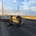 Prve fotografije lančanih sudara na Mostu na Adi: Isprevrtani automobili, policija i Hitna na mestu nesreće (foto)