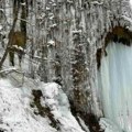 Zimska čarolija na obroncima južnog kučaja: Gotovo nestvaran prizor vodopada Prskalo kod Despotovca (foto)