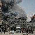 Najkrvaviji napad do sad, desetine mrtvih u Rafi: Izrael tvrdi da je gađao kompleks Hamasa, Palestinci da su rakete su…