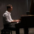 Putovanje kroz emocionalni pejzaž: Pijanista Aleksej Sokolov premijerno izvodi svoj autorski projekt “Piano Solely”