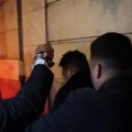 Gleda u prazno i jedva hoda, dok pokušavaju da ga sakriju od kamera! Jedan od najboljih svih vremena u šokantnom stanju…
