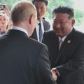 (VIDEO) Članovi Kimove pratnje obrisali sve njegove tragove posle sastanka s Putinom