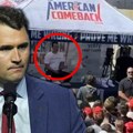 (Uznemirujuće) necenzurisan snimak ubistva Čarlija Kirka! Metak pogađa Trampovog saradnika u vrat, krv lije na sve strane…