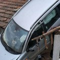 (Foto, video) Evo kako je automobil završio na krovu kuće kod Ćuprije! Isplivao snimak vozila koje kao da je palo s neba…