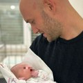 Pevač dobio ćerku u novogodišnjoj noći, podelio sreću sa svima: "Naša princeza je rođena tačno u ponoć"