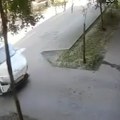 (Video) Tinejdžer (15) zadobio višestruke povrede Nesreća u Somboru: Sudarili se taksi i električni skuter