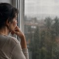 Otvorila dušu i otkrila kroz šta je prošla u detinjstvu pa rasplakala region: "Samo sam želela jedan majčinski zagrljaj"