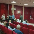 “Prvo je krenuo Boris, a onda i Nebojša”: Umalo tuča na sednici Skupštine Kuršumlije. Naprednjaci nasrnuli na odbornika…