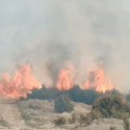 Veliki požar kod Umke: Vatra guta šumu i rastinje u Ruckoj, ogroman dim nadvio se nad naseljem