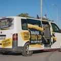 „Kombi promene“ stigao u Zrenjanin: Na Avali transparenti „STUDENTI POBEĐUJU“ i aktivisti Kreni-promeni „Kombi promene“…