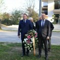 Položeni venci kraj spomenika Anti Plazibatu, heroju oslobođenja Kragujevca