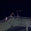 Popeli se na krov diskoteke, pa se pogurali! Neverovatan snimak sa Cecinog koncerta u Budvi