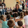Nakon podele besplatnih udžbenika opština Surdulica prvacima dodelila 5.000 dinara i školske poklone