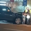 Jedan ga drži, ostali krvnički udaraju u glavu! Horor u samom centru Beograda, među napadačima snimnjena i žena (video)